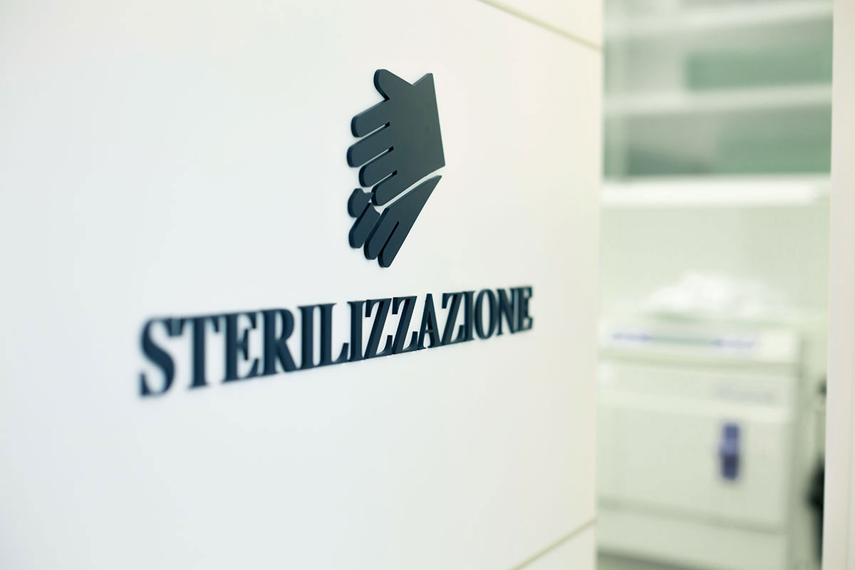 Sala sterilizzazione e relativa autoclave e attrezzatura con ciclo pulito-“sporco” Sala sterilizzazione e relativa autoclave e attrezzatura con ciclo pulito-“sporco”
