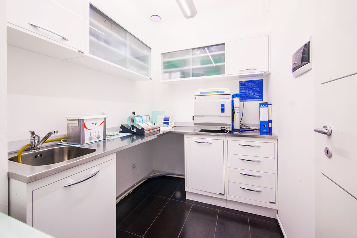 Sala sterilizzazione e relativa autoclave e attrezzatura con ciclo pulito-“sporco” Sala sterilizzazione e relativa autoclave e attrezzatura con ciclo pulito-“sporco”